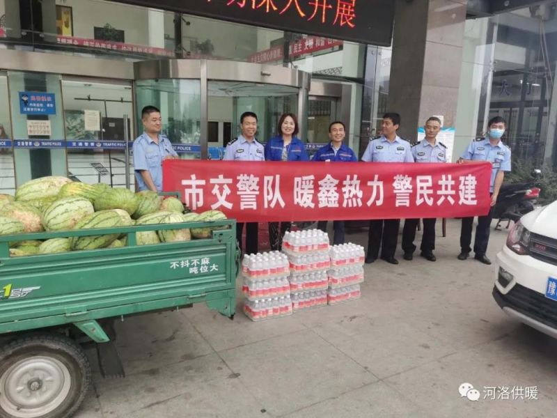 高溫下交警執(zhí)勤忙，暖鑫熱力送瓜送水送清涼